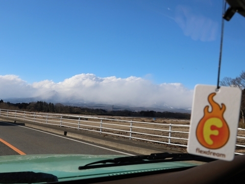 那須_街_ドライブ_快晴_雪雲_山