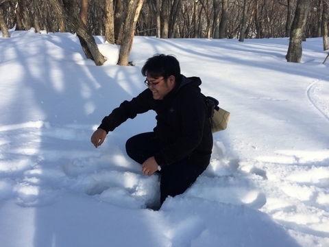 雪中キャンプ_笑'Sベース_雪_スタッフ_落ちる