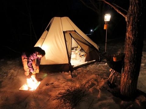雪上キャンプ_テント_ピルツ_焚き火_夜