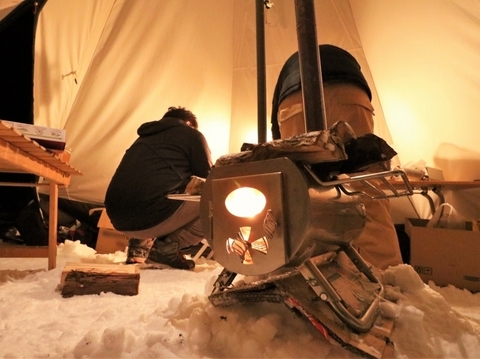 雪中キャンプ_テント_ピルツ_薪ストーブ_Gストーブ_冬_暖かい